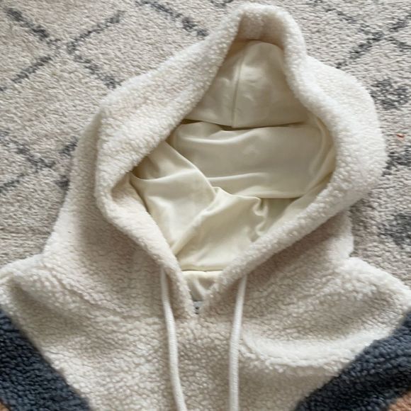 VICI Hooded Sherpa Chevron print Pullover. Size S. Cream / Tan / Gray - Picture 11 of 14